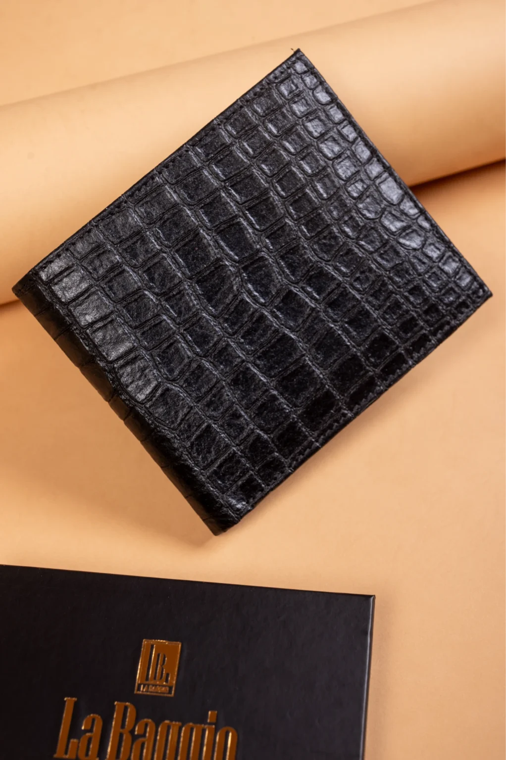 Black crocodile-patterned vegan leather wallet for men on a beige background with 'La Baggio' branding.